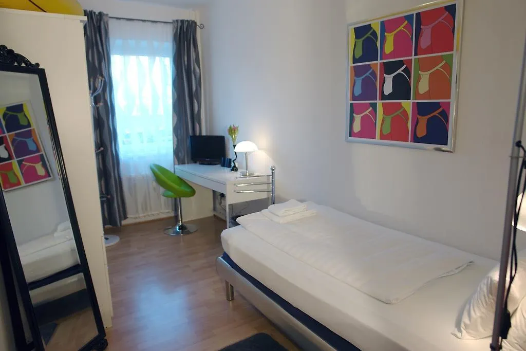 Konukevi Bananas Hotel And Guesthouse Berlin