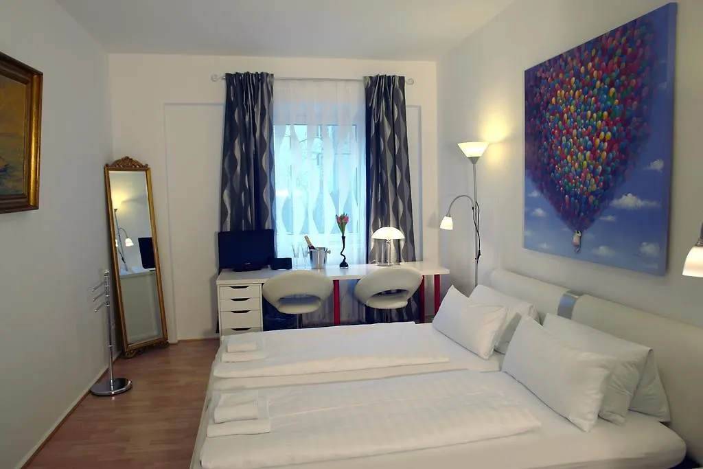 Bananas Hotel And Guesthouse Berlin 0*,  Alemanha